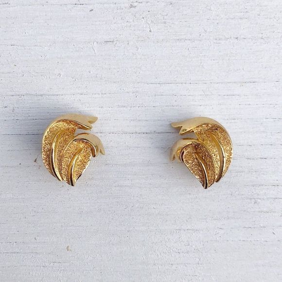 Vintage Jewelry - Vintage | Crown Trifari | Gold Clip-on Earrings